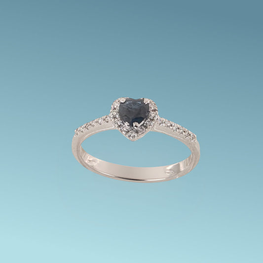 Anello in oro bianco 18kt di Meteore Gioielli con Zaffiro blu dal taglio a cuore di ct 0.41 e  diamanti naturali taglio brillante  per un totale di 0.31 ct. 