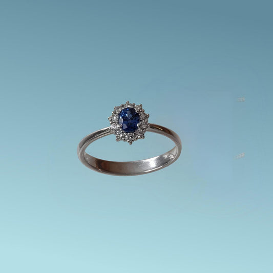 Anello in oro bianco 18kt di Meteore Gioielli con Zaffiro naturale ct 0.39 taglio ovale e coroncina di diamanti naturali taglio brillante ct 0.13 G/VS. 