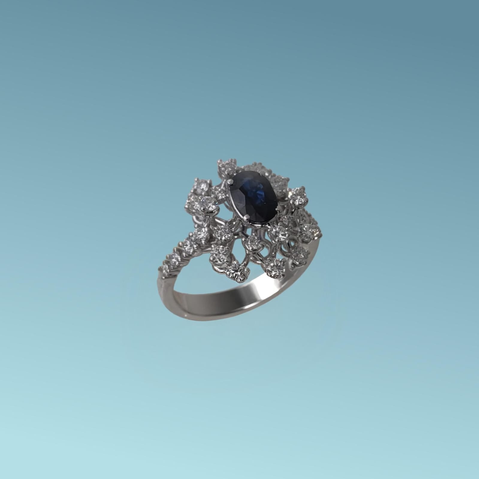 Questo anello di Meteore Gioielli rappresenta una splendida armonia tra il blu intenso dello zaffiro naturale ct 0.91 posto al centro e la luminosità impeccabile dei diamanti naturali taglio brillante ct 0.72 G/VS. Vista laterale