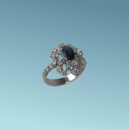 Questo anello di Meteore Gioielli rappresenta una splendida armonia tra il blu intenso dello zaffiro naturale ct 0.91 posto al centro e la luminosità impeccabile dei diamanti naturali taglio brillante ct 0.72 G/VS. Vista laterale