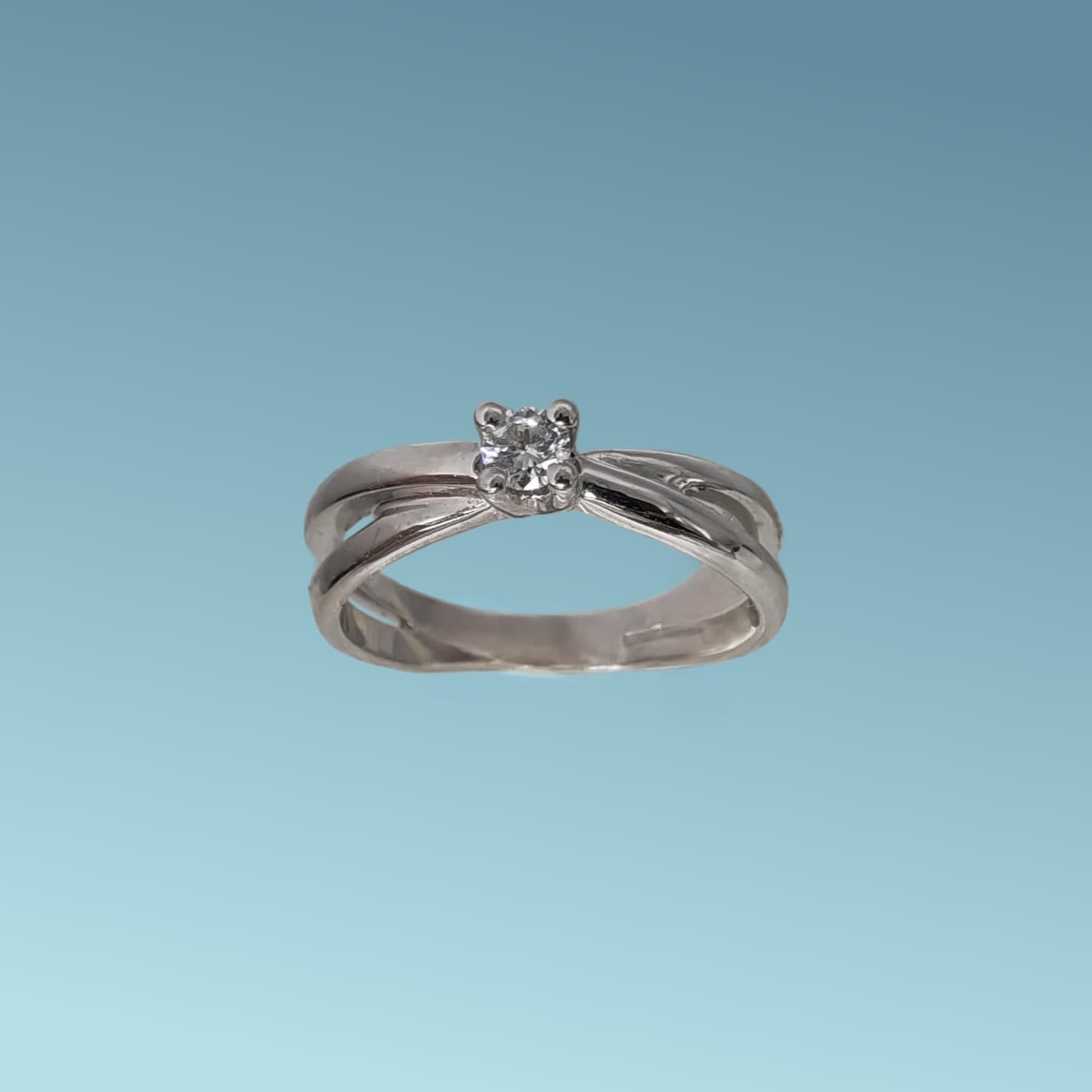Anello Solitario in oro bianco 18kt di Meteore Gioielli con diamante naturale taglio brillante 0.15 carati G/VS. Gambo intrecciato, simbolo di amore e unione. Perfetto per proposte di fidanzamento
