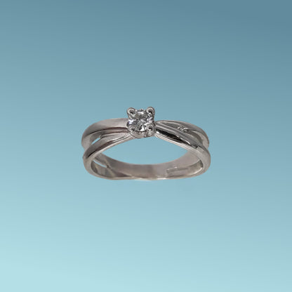 Anello Solitario in oro bianco 18kt di Meteore Gioielli con diamante naturale taglio brillante 0.15 carati G/VS. Gambo intrecciato, simbolo di amore e unione. Perfetto per proposte di fidanzamento