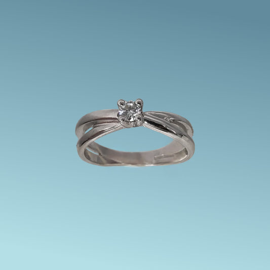 Anello Solitario in oro bianco 18kt di Meteore Gioielli con diamante naturale taglio brillante 0.15 carati G/VS. Gambo intrecciato, simbolo di amore e unione. Perfetto per proposte di fidanzamento