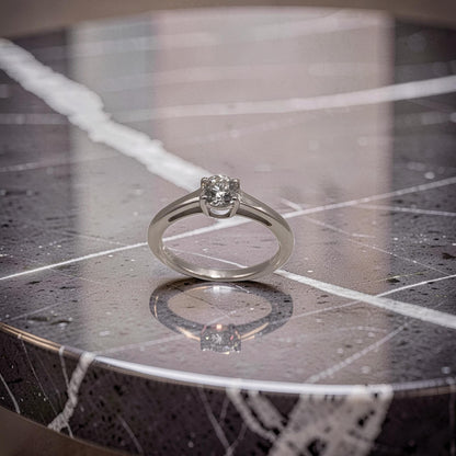 Anello Solitario in oro bianco 18kt di Meteore Gioielli con diamante naturale taglio brillante 0.50ct. 