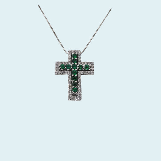 collana veneziana con bellissima croce in oro bianco 18 carati impreziosita da diamanti lungo il perimetro e al centro da una fila di smeraldi che danno vita ad una croce verde splendente