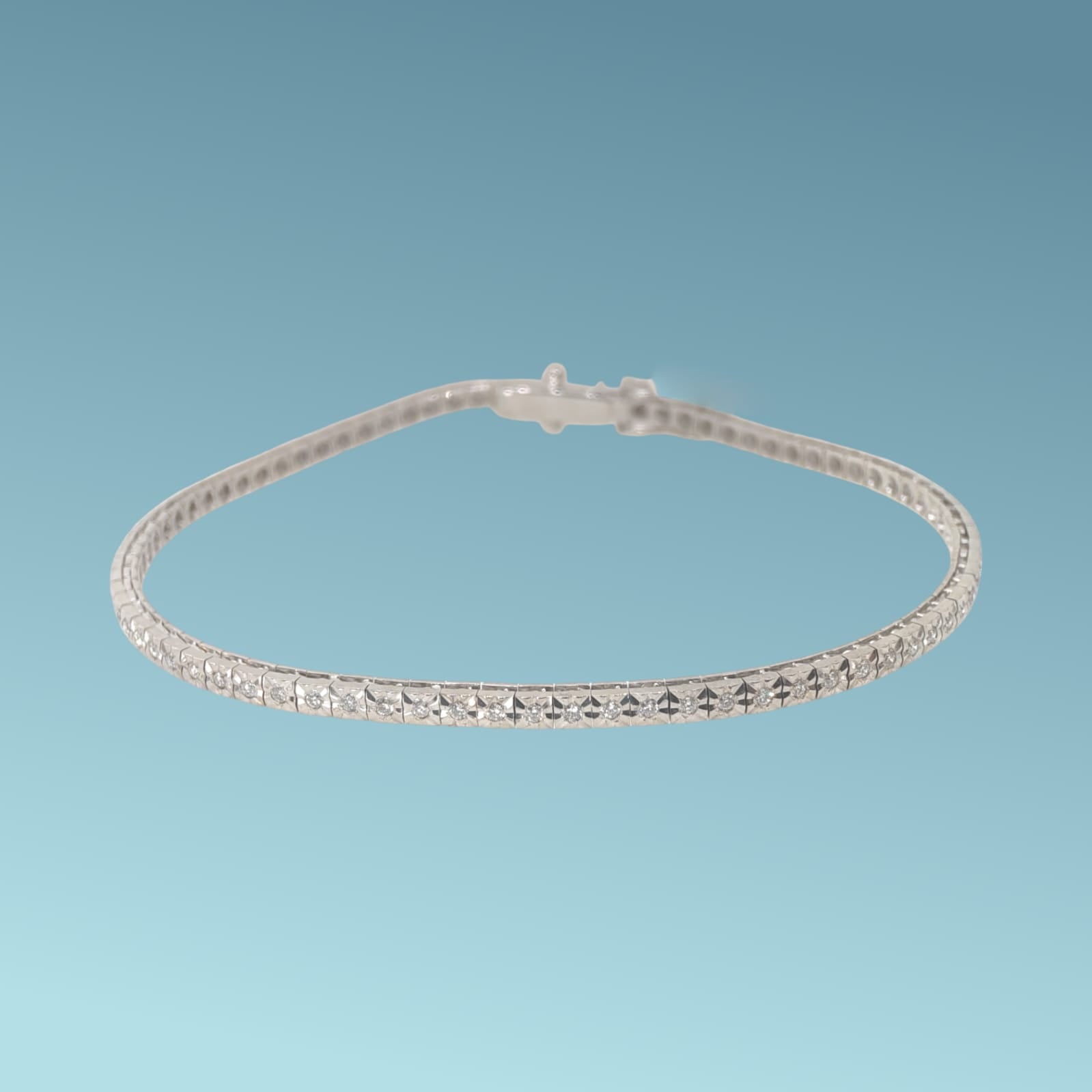 Bracciale tennis in oro bianco 18kt di Meteore Gioielli con diamanti naturali taglio brillante ct 0.42 G/VS incassati su montatura con castoni a piramide su base quadra 