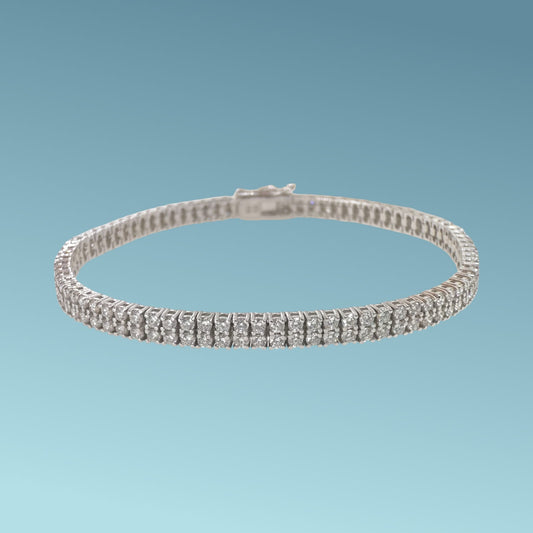 bracciale tennis in oro bianco 18kt di Meteore Gioielli con doppio castone a griffes su base quadra in cui sono incassati i diamanti naturali taglio brillante per un totale di 3.89 ct