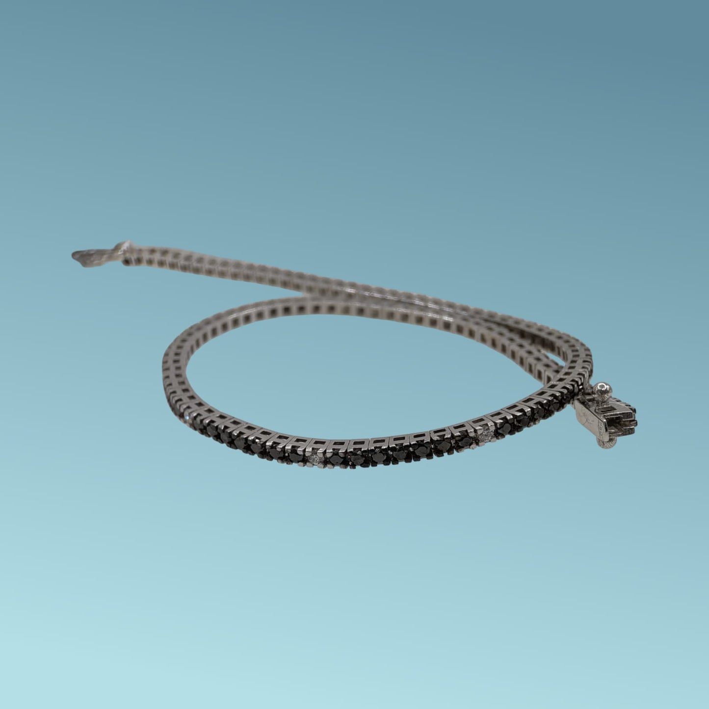 bracciale tennis in oro bianco 18kt cm 19 di meteore gioielli con 13 linee di 5 diamanti neri naturali taglio brillante per un totale di 1.18 ct intervallati da 13 diamanti naturali taglio brillante per un totale di 0.15 ct