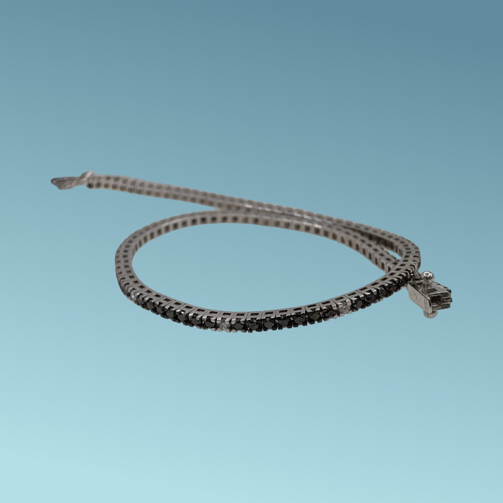 Bracciale tennis in oro bianco 18kt cm 19 di Meteore Gioielli con 13 linee di 5 diamanti neri naturali taglio brillante per un totale di 1.18 ct intervallati da 13 diamanti naturali taglio brillante per un totale di 0.15 ct