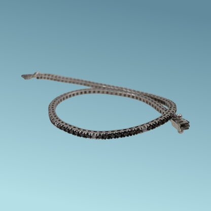 Bracciale tennis in oro bianco 18kt cm 19 di Meteore Gioielli con 13 linee di 5 diamanti neri naturali taglio brillante per un totale di 1.18 ct intervallati da 13 diamanti naturali taglio brillante per un totale di 0.15 ct