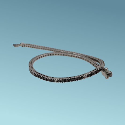 Bracciale tennis in oro bianco 18kt cm 19 di Meteore Gioielli con 13 linee di 5 diamanti neri naturali taglio brillante per un totale di 1.18 ct intervallati da 13 diamanti naturali taglio brillante per un totale di 0.15 ct