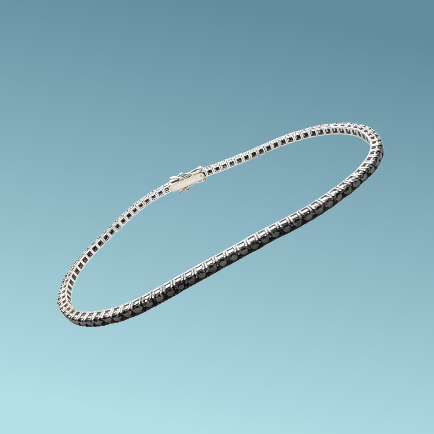 bracciale tennis in oro bianco 18kt&nbsp; di meteore gioielli con diamanti neri naturali&nbsp; di 3.43 carati, montati su un castone a griffes su base quadra.