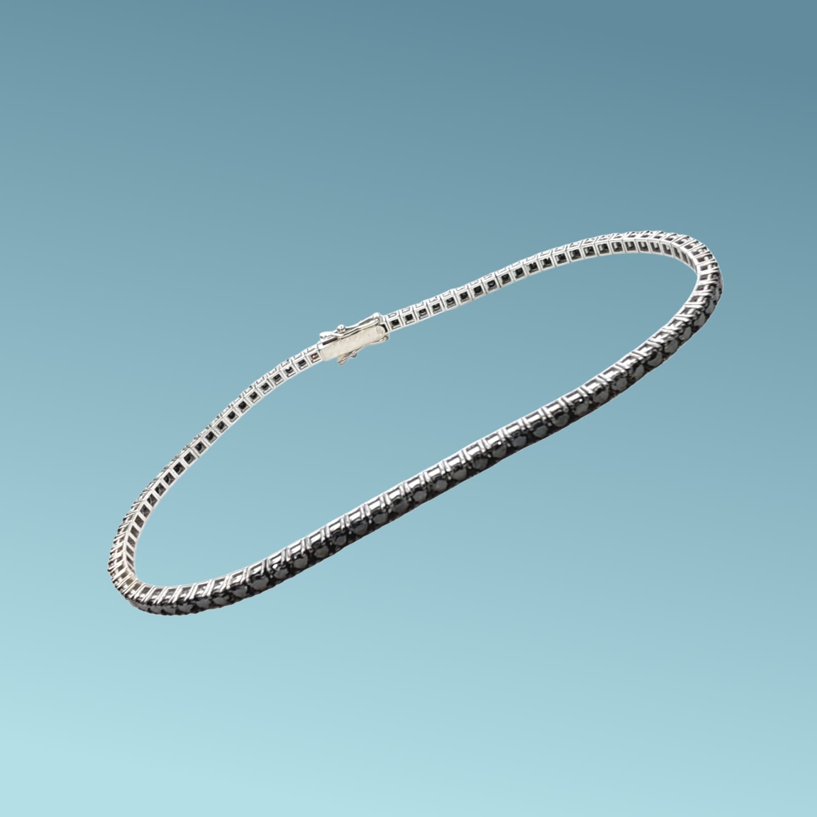 Bracciale Tennis in oro bianco 18kt&nbsp; di Meteore Gioielli con diamanti neri naturali&nbsp; di 3.43 carati, montati su un castone a griffes su base quadra.