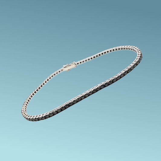 Bracciale Tennis in oro bianco 18kt&nbsp; di Meteore Gioielli con diamanti neri naturali&nbsp; di 3.43 carati, montati su un castone a griffes su base quadra.