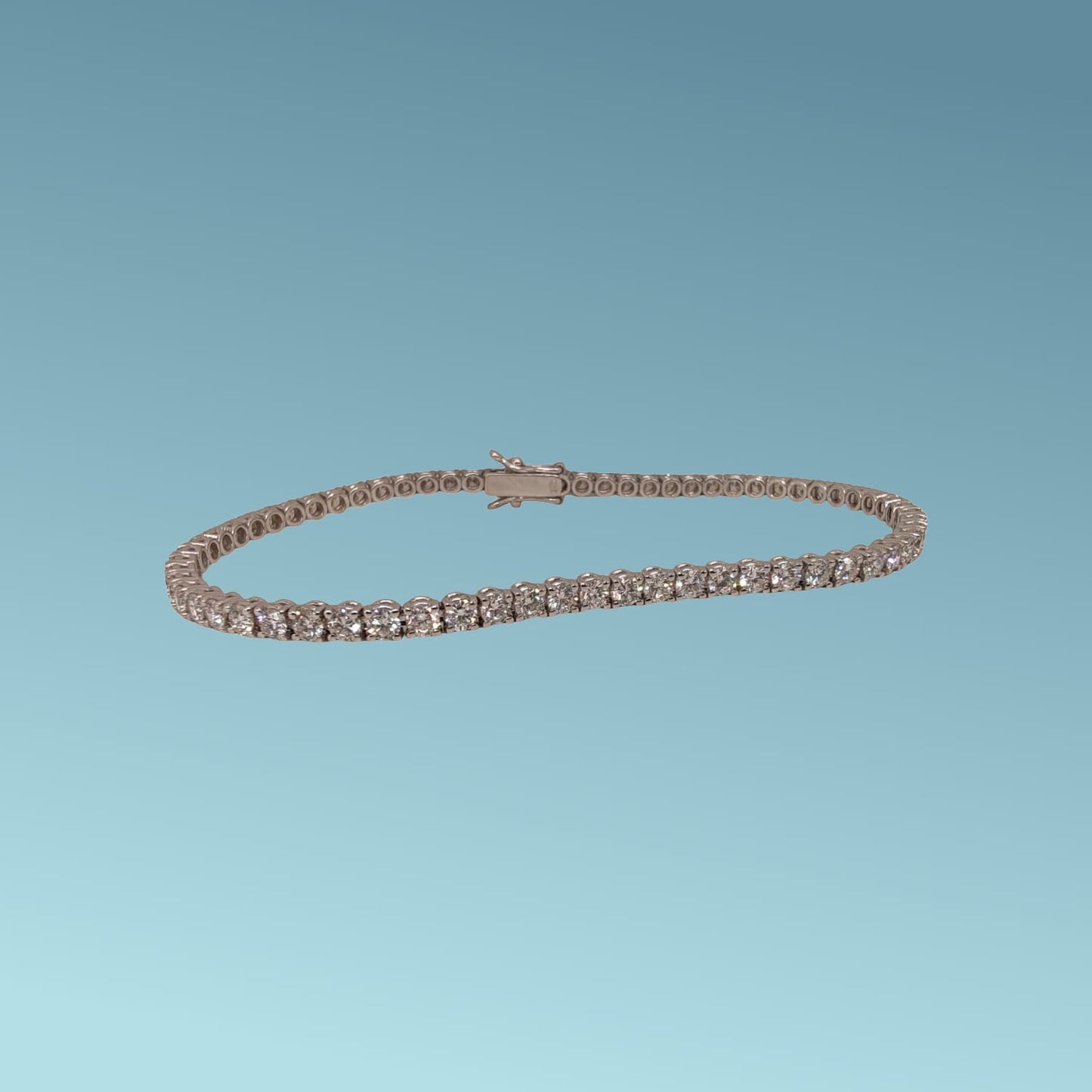 bracciale tennis in oro bianco modello filo classico di carati 3,51. questo modello mette in risalto i diamanti con una montattura minimalista