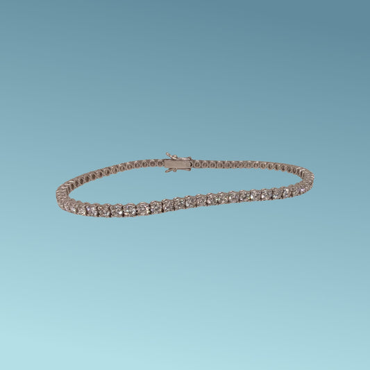 Bracciale tennis in oro bianco modello filo classico di carati 3,51. Questo modello mette in risalto i diamanti con una montattura minimalista