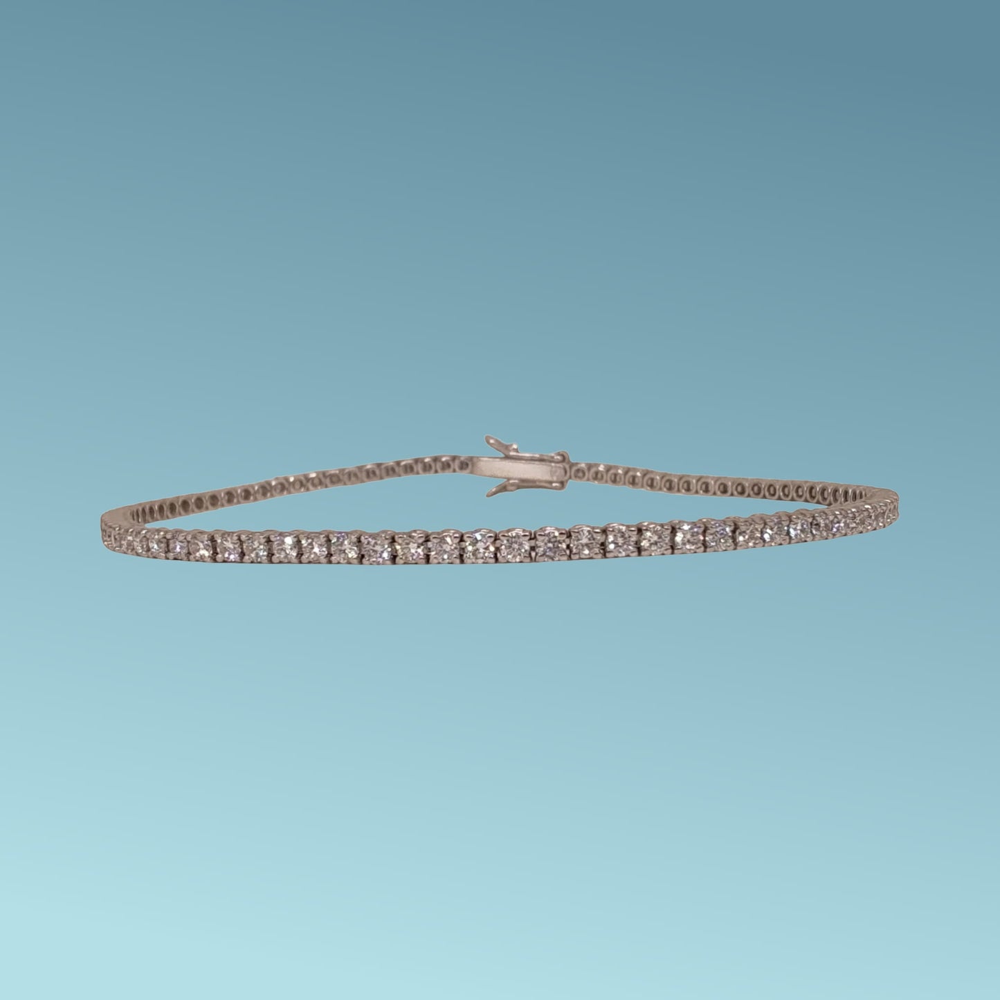 bracciale tennis in oro bianco modello filo classico di carati 1,89. questo modello mette in risalto i diamanti con una montattura minimalista