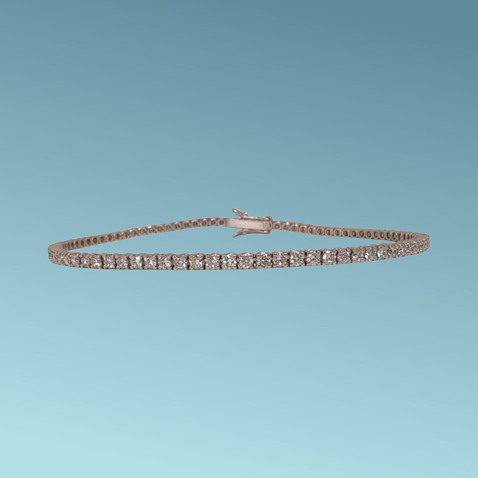 Bracciale tennis in oro bianco modello filo classico di carati 1,89. Questo modello mette in risalto i diamanti con una montattura minimalista