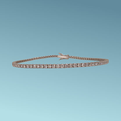Bracciale tennis in oro bianco modello filo classico di carati 1,89. Questo modello mette in risalto i diamanti con una montattura minimalista