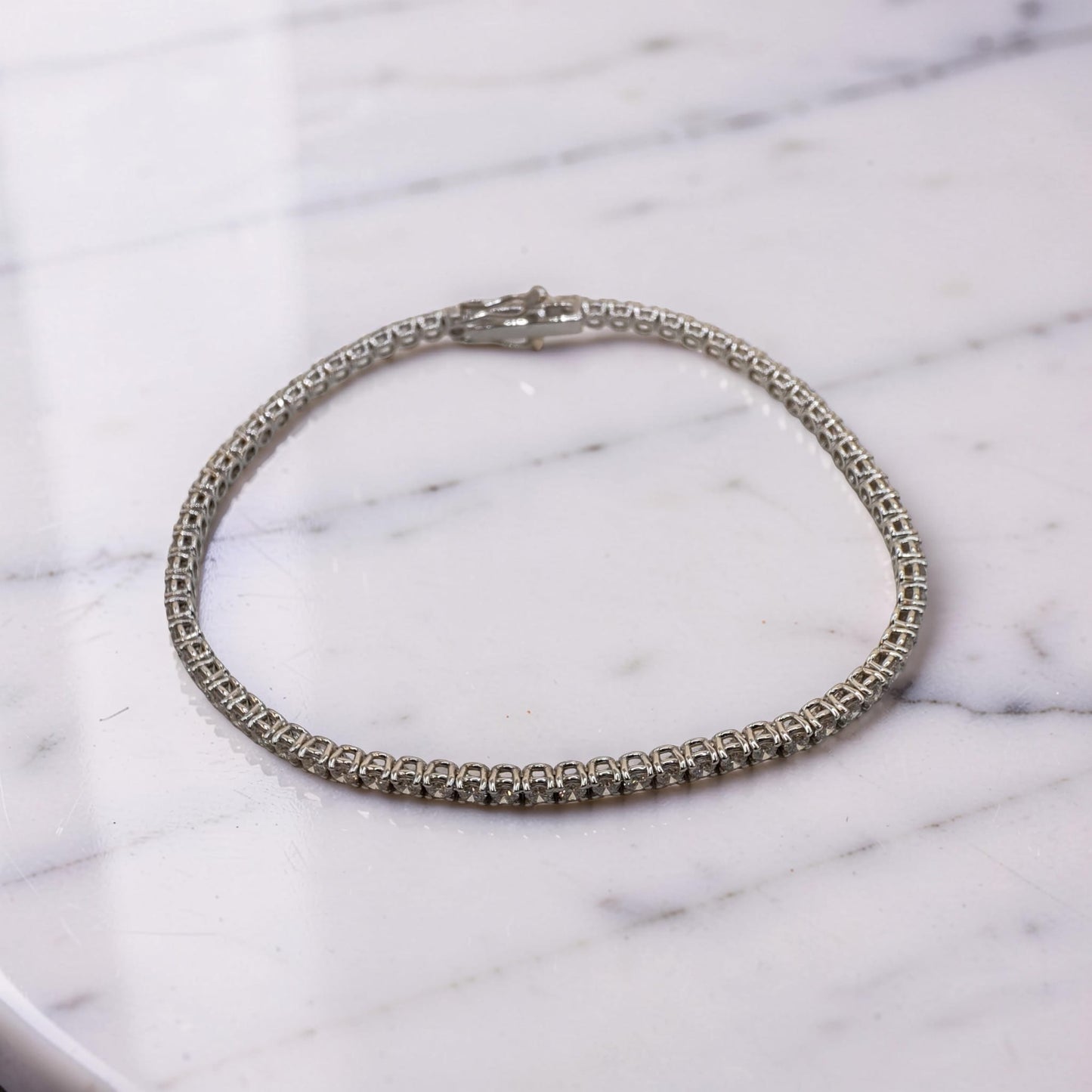 vista dall'alto di un bracciale tennis meteore gioielli in oro bianco 18 kt con diamanti naturali 2,79 ct qualità g/vs incastonati a vista