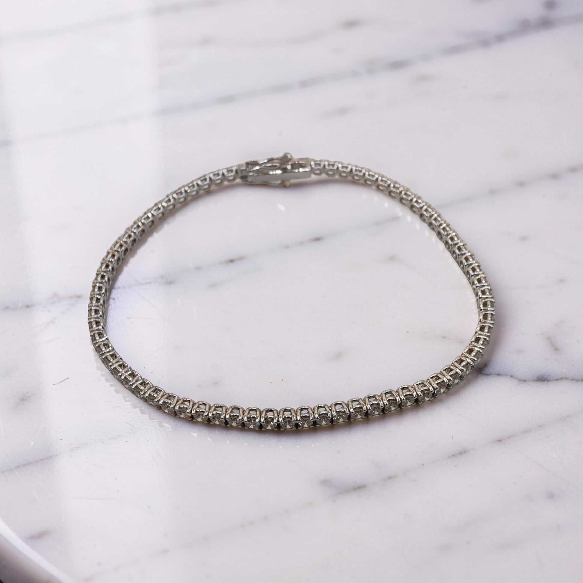 Vista dall'alto di un Bracciale Tennis Meteore Gioielli in Oro Bianco 18 Kt con diamanti naturali 2,79 Ct qualità G/VS incastonati a vista