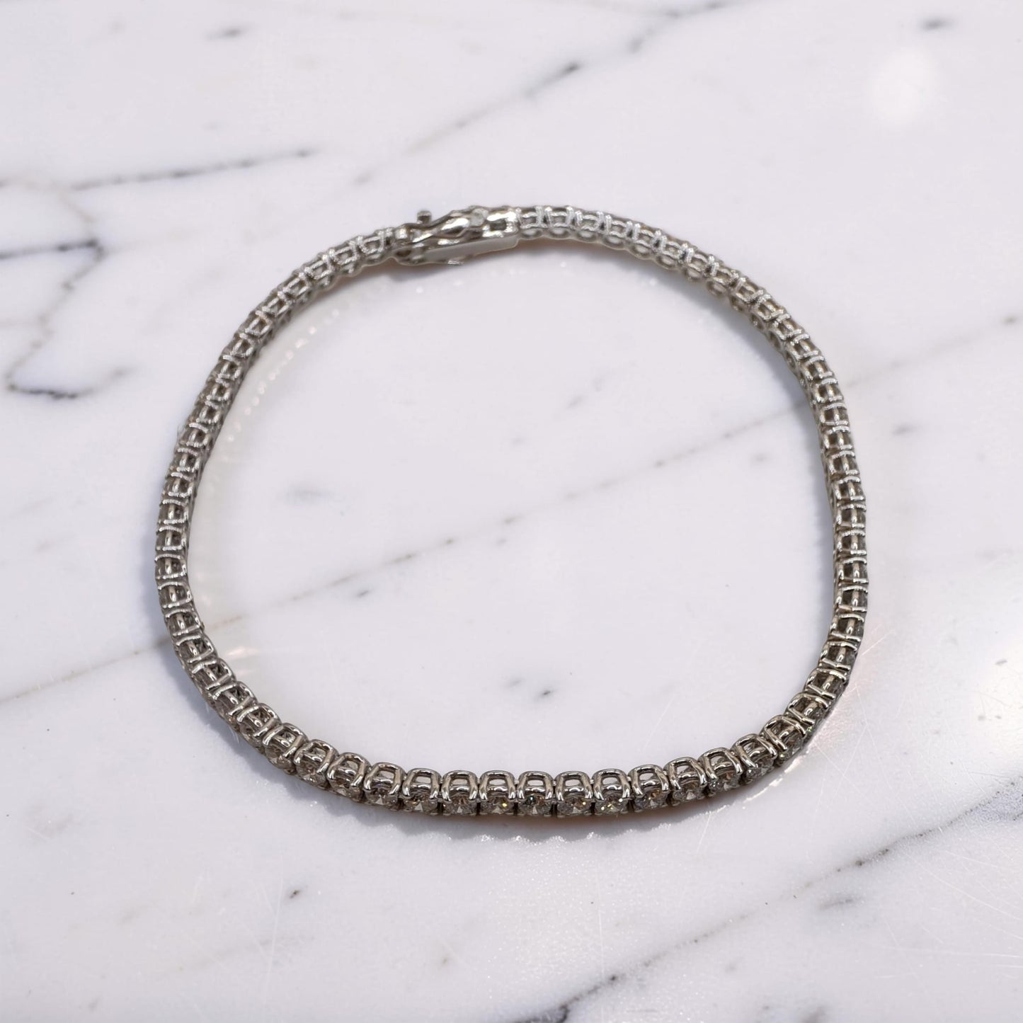 bracciale tennis meteore gioielli visto dall'alto in oro bianco 18 kt con diamanti naturali 3,68 ct g vs incastonati a vista in castoni tondi
