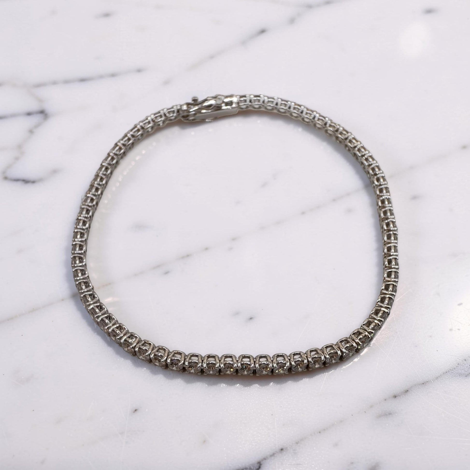 Bracciale Tennis Meteore Gioielli visto dall'alto in Oro Bianco 18 Kt con diamanti naturali 3,68 Ct G VS incastonati a vista in castoni tondi