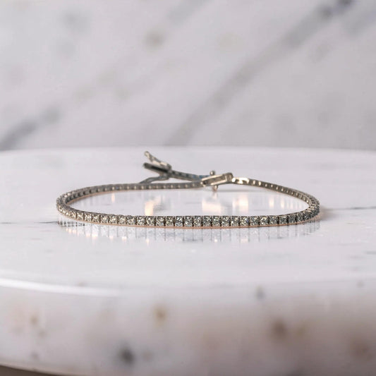 Bracciale Tennis in oro bianco 18kt, 1,71 ct totali, colore G purezza VS. Diamanti selezionati con cura da Meteore Gioielli. 