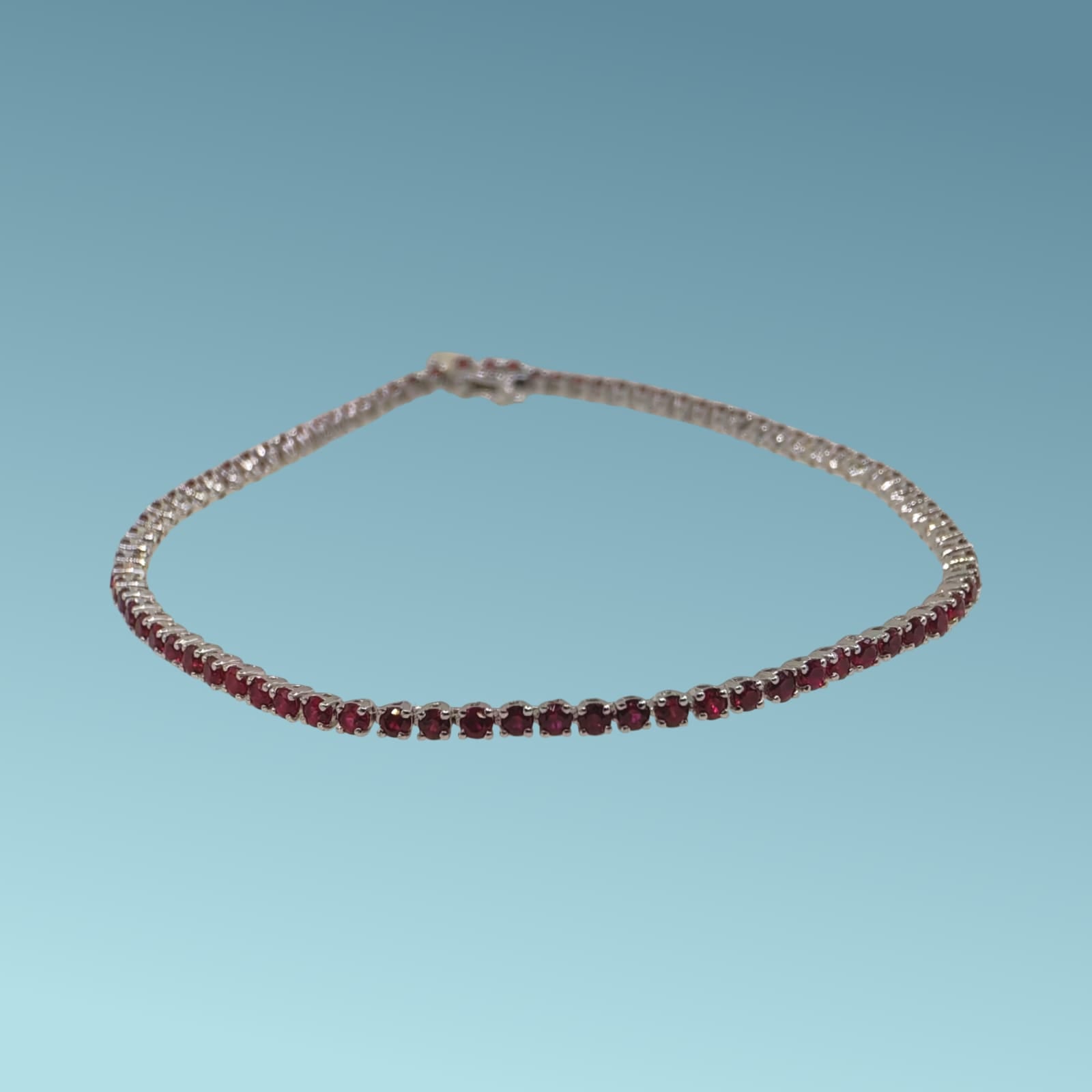 Bracciale tennis in oro bianco 18kt&nbsp; da cm 18 di Meteore Gioielli con rubini naturali taglio brillante per un totale di 2.38 ct 