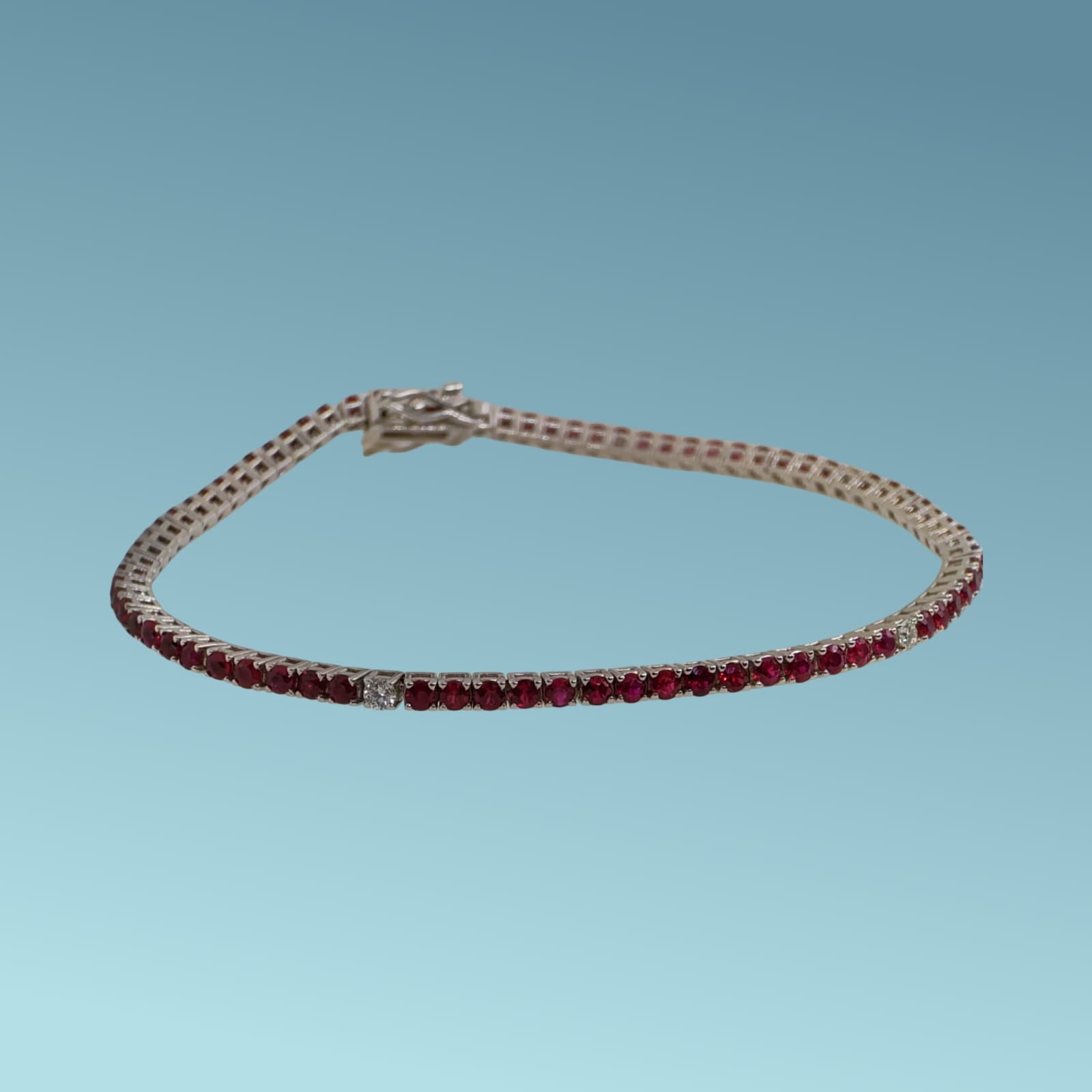 Bracciale tennis in oro bianco 18kt cm 19 di Meteore Gioielli con 5 linee di 15 rubini naturali taglio brillante per un totale di 3.00 ct intervallati da un diamante naturale taglio brillante per un totale di 0.19 ct
