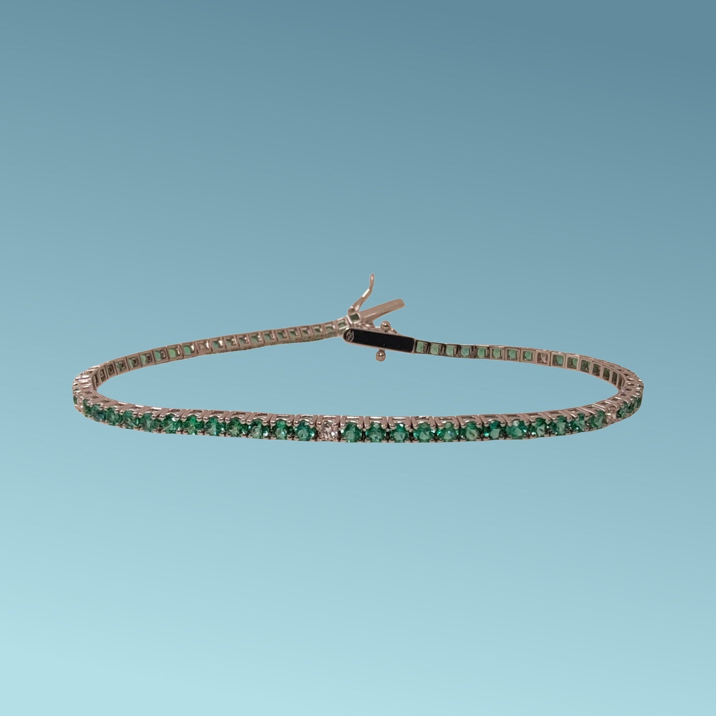 bracciale tennis in oro bianco 18kt di meteore gioielli con 6 file di smeraldi naturali taglio brillante di 2.26ct intervallati da diamanti naturali  0.16ct