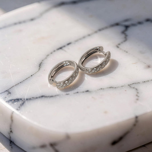 Orecchini in oro bianco 18kt di Mirco Visconti a forma di cerchio ovale con pavè di diamanti naturali taglio brillante G/VS per un totale di 0.22 ct.