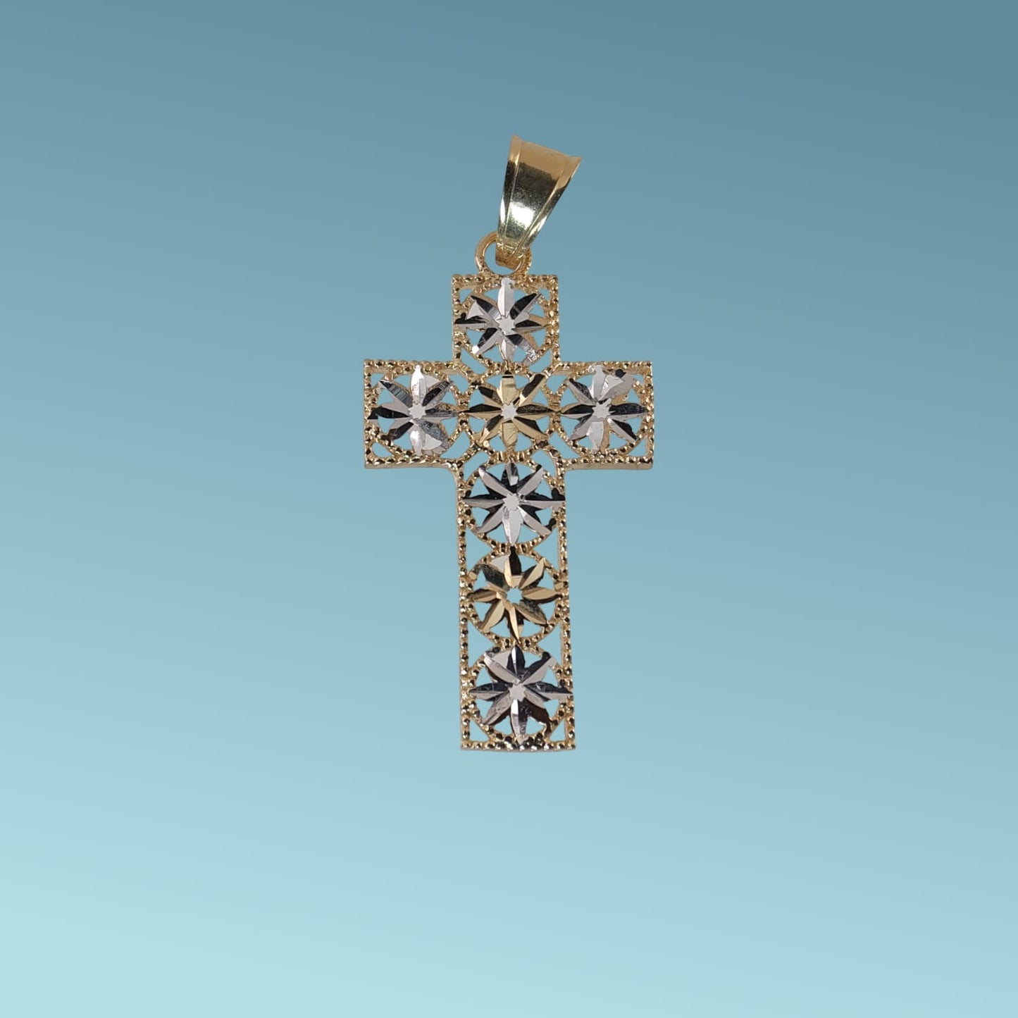 ciondolo croce in oro giallo e bianco 18kt con lavorazione diamantata che da brillantezza e luce