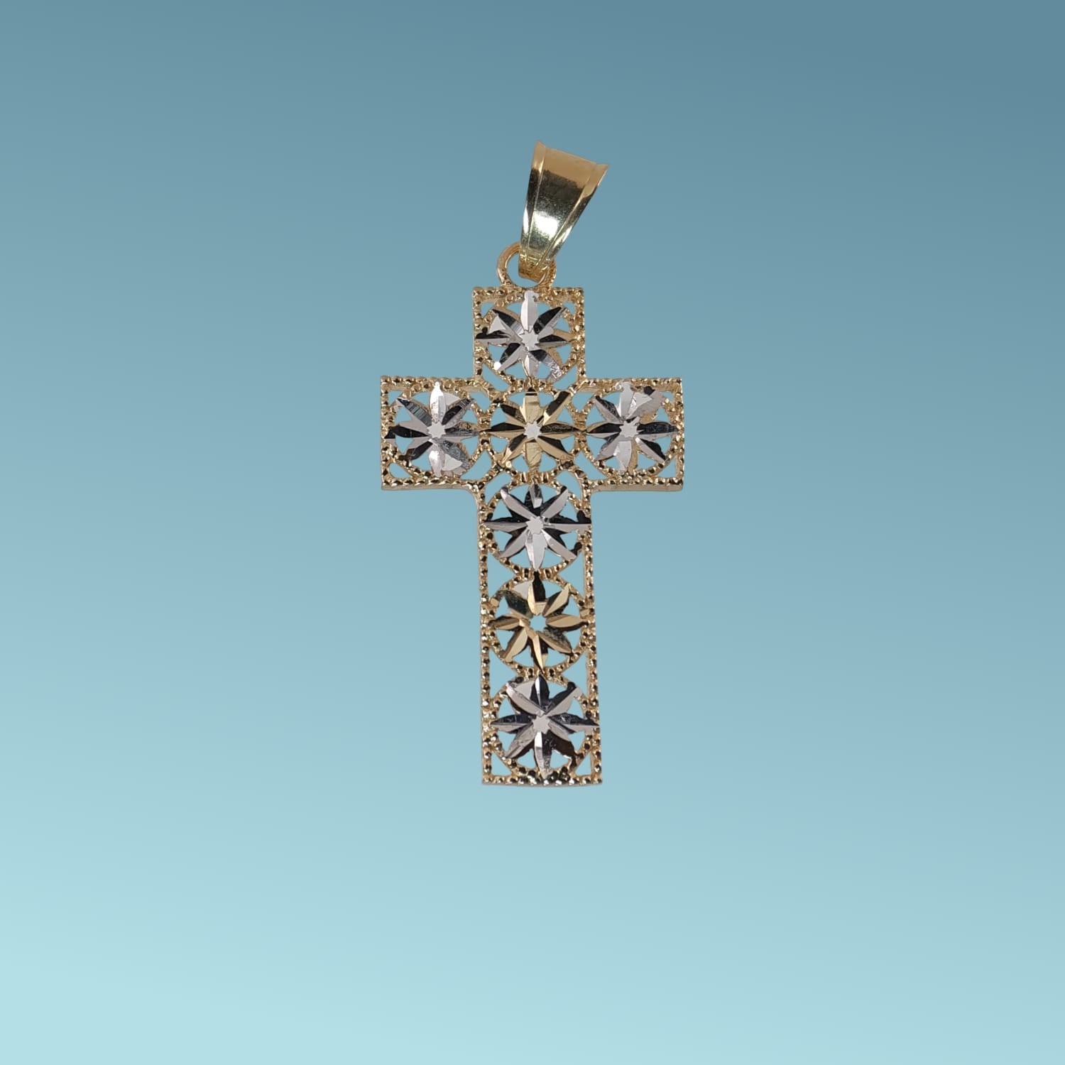 ciondolo croce in oro giallo e bianco 18kt con lavorazione diamantata che da brillantezza e luce