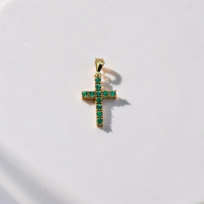 Ciondolo croce oro giallo 18kt Meteore Gioielli pavé smeraldi naturali 0,28 ct su sfondo bianco

