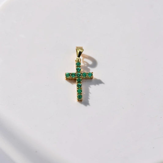 Ciondolo croce oro giallo 18kt Meteore Gioielli pavé smeraldi naturali 0,28 ct su sfondo bianco

