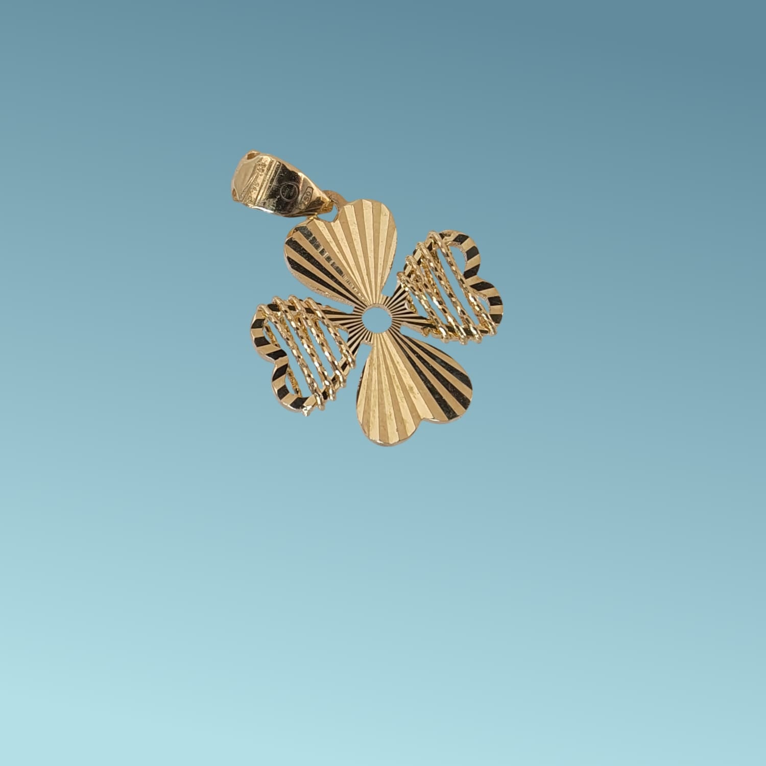 ciondolo quadrifoglio in oro giallo 18kt con lavorazione diamantata che da brillantezza e luce