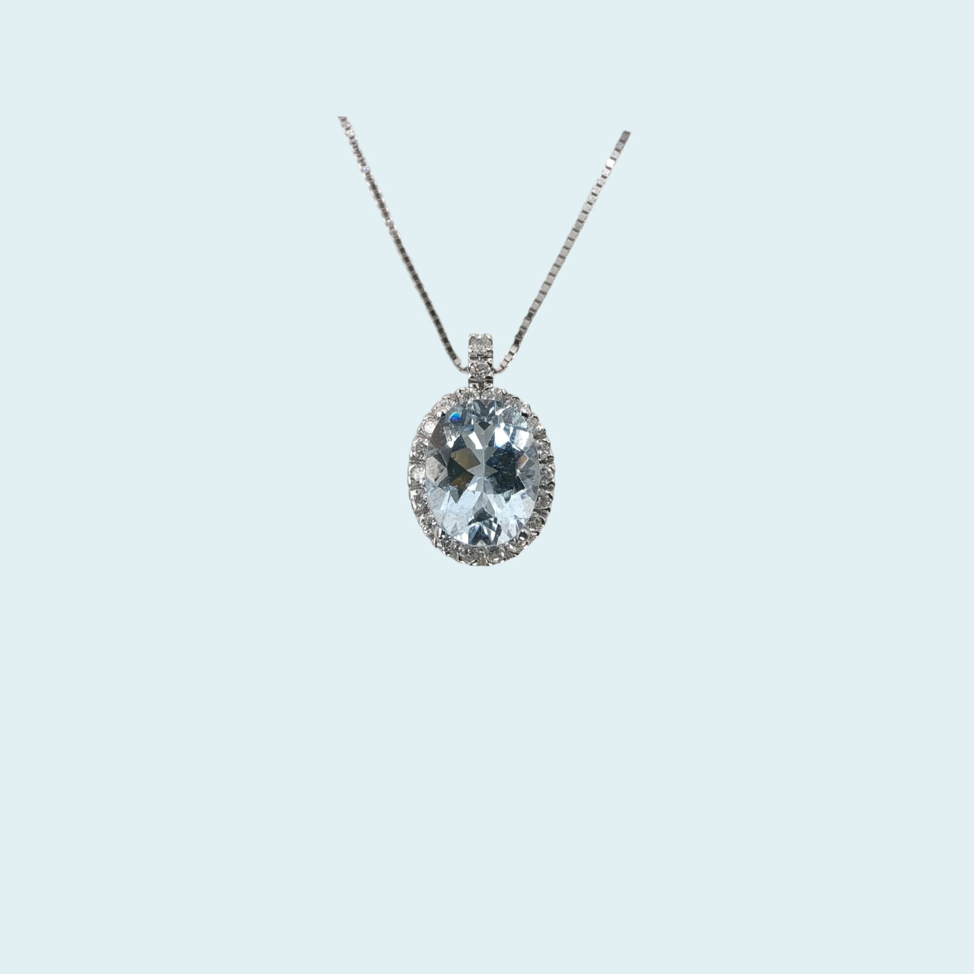 Collana in oro bianco 18kt cm 45 di Meteore Gioielli con Acquamarina naturale taglio ovale e contorno di diamanti naturali taglio brillante. 