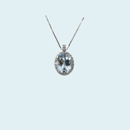 Collana in oro bianco 18kt cm 45 di Meteore Gioielli con Acquamarina naturale taglio ovale e contorno di diamanti naturali taglio brillante. 