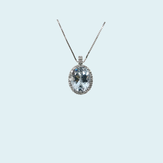 Collana in oro bianco 18kt cm 45 di Meteore Gioielli con Acquamarina naturale taglio ovale e contorno di diamanti naturali taglio brillante. 