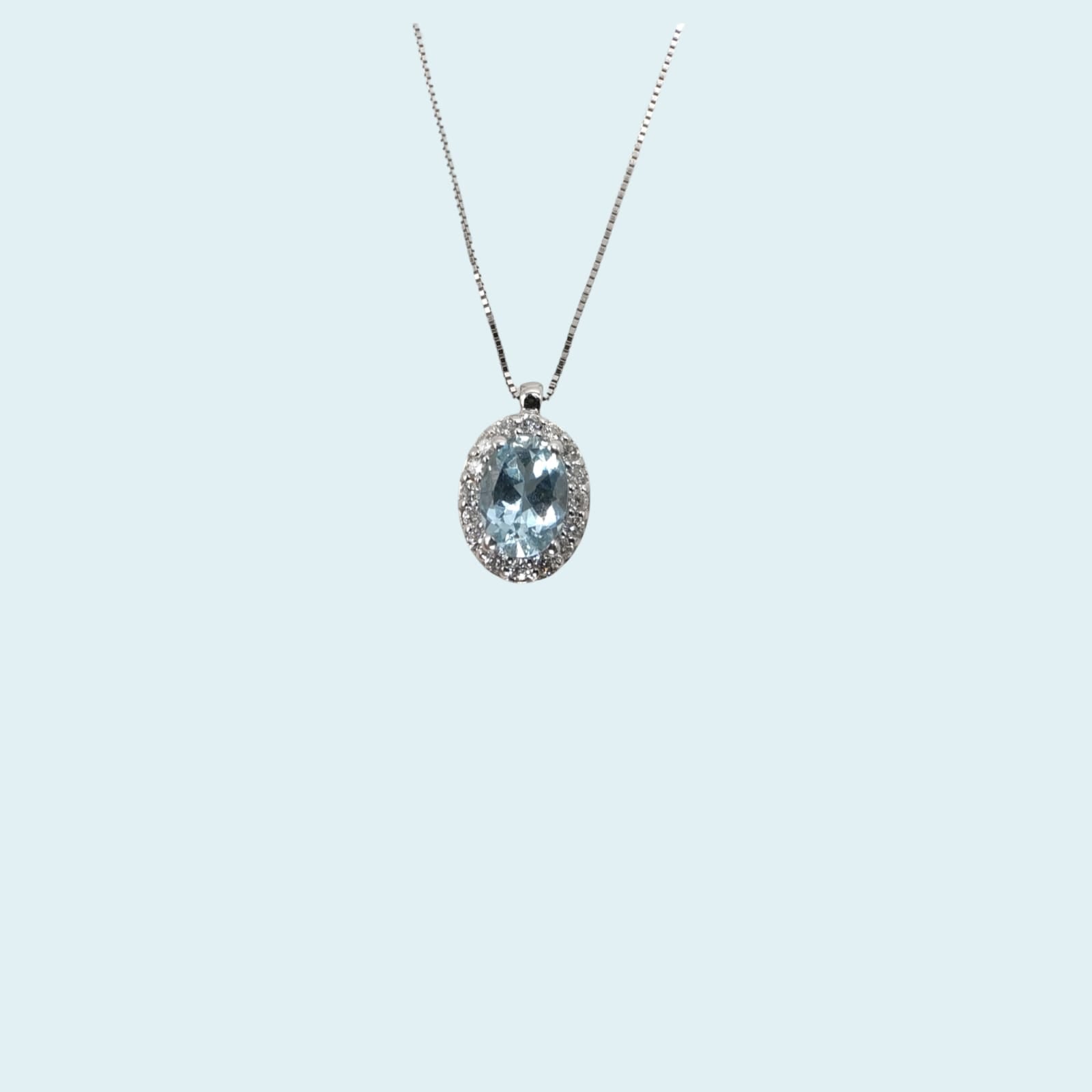 Collana in oro bianco 18kt cm 45 di Meteore Gioielli con Acquamarina naturale taglio ovale e giro di diamanti naturali taglio brillante. 