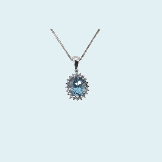 Collana in oro bianco 18kt cm 45 di Meteore Gioielli con Acquamarina naturale taglio ovale e piccola coroncina di diamanti naturali taglio brillante.