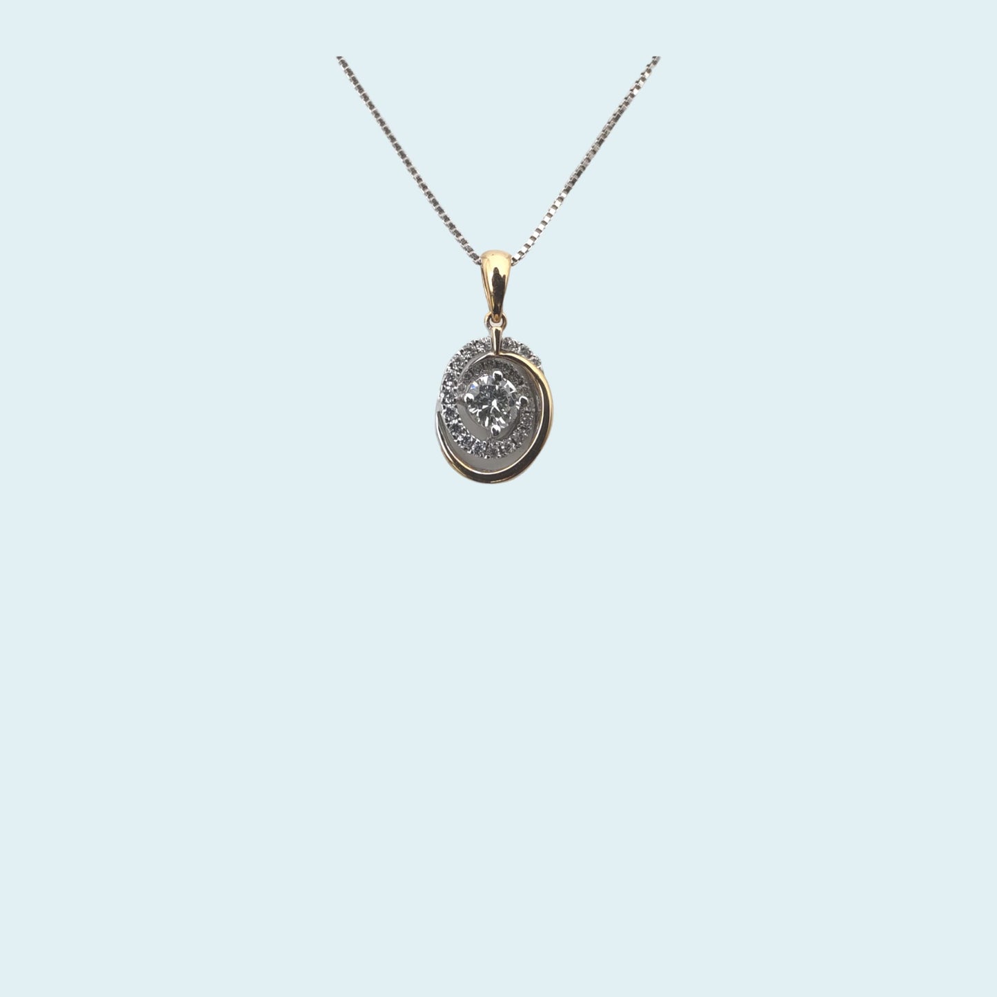 il girocollo in oro bianco 18kt di meteore gioielli è un esempio di maestria artigianale. il filo in oro giallo crea un bellissimo contrasto di colori e materiali. 