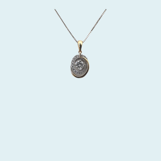 Il girocollo in oro bianco 18kt di Meteore Gioielli è un esempio di maestria artigianale. Il filo in oro giallo crea un bellissimo contrasto di colori e materiali. 