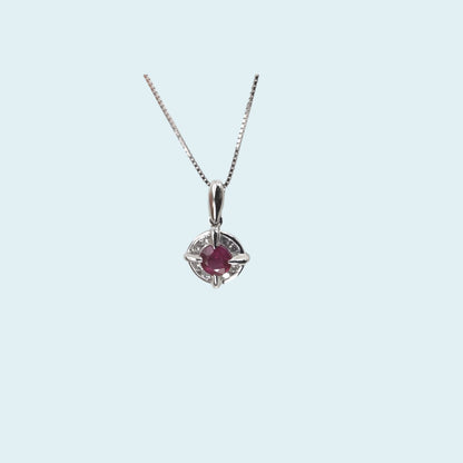 Collana in oro bianco 18kt cm 45 di Meteore Gioielli con Rubino naturale tondo taglio brillante e contorno di diamanti naturali taglio brillante. 