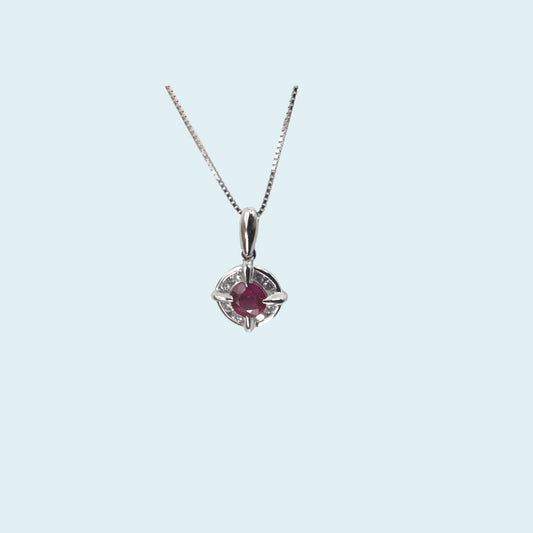 Collana in oro bianco 18kt cm 45 di Meteore Gioielli con Rubino naturale tondo taglio brillante e contorno di diamanti naturali taglio brillante. 