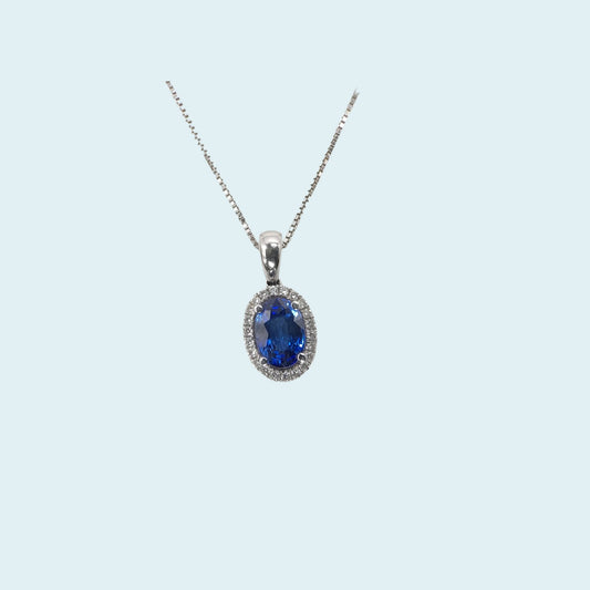 Collana in oro bianco 18kt cm 45 di Meteore Gioielli e ciondolo con Zaffiro naturale taglio ovale con contorno di diamanti naturali taglio brillante. La gemma di questo gioiello ha un tono di blu di rara bellezza
