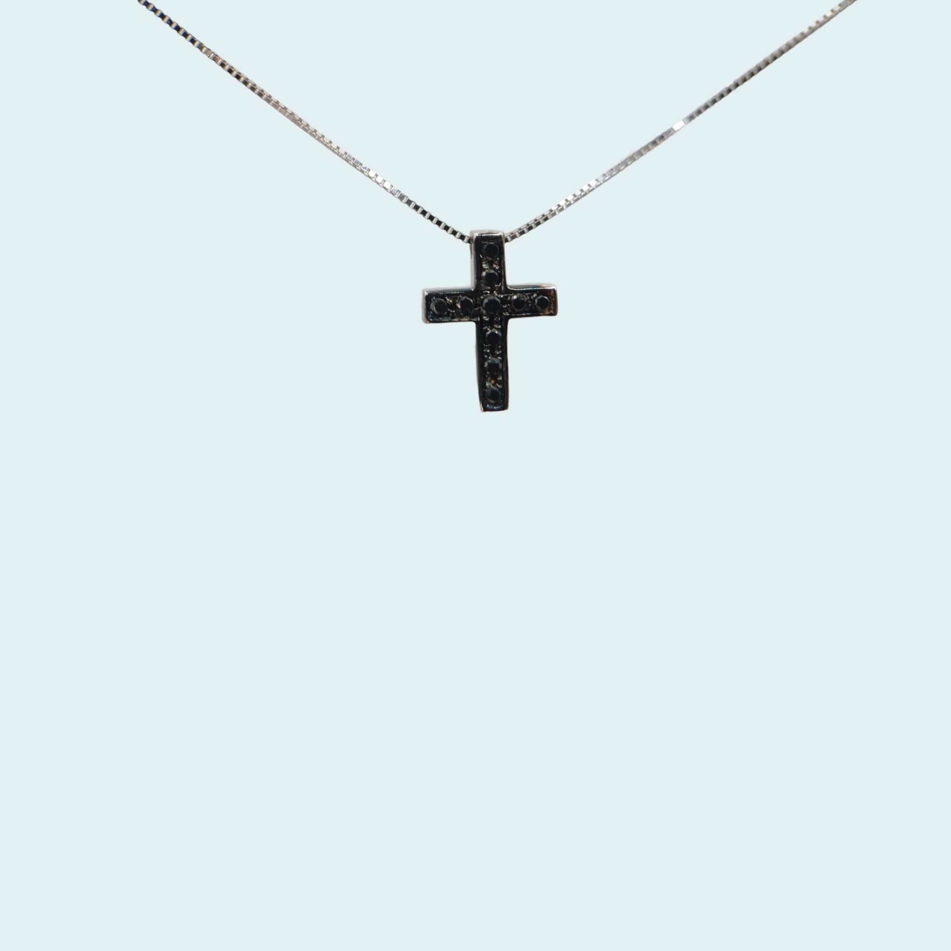collana con croce in oro 18 carati impreziosita da piccoli diamanti neri