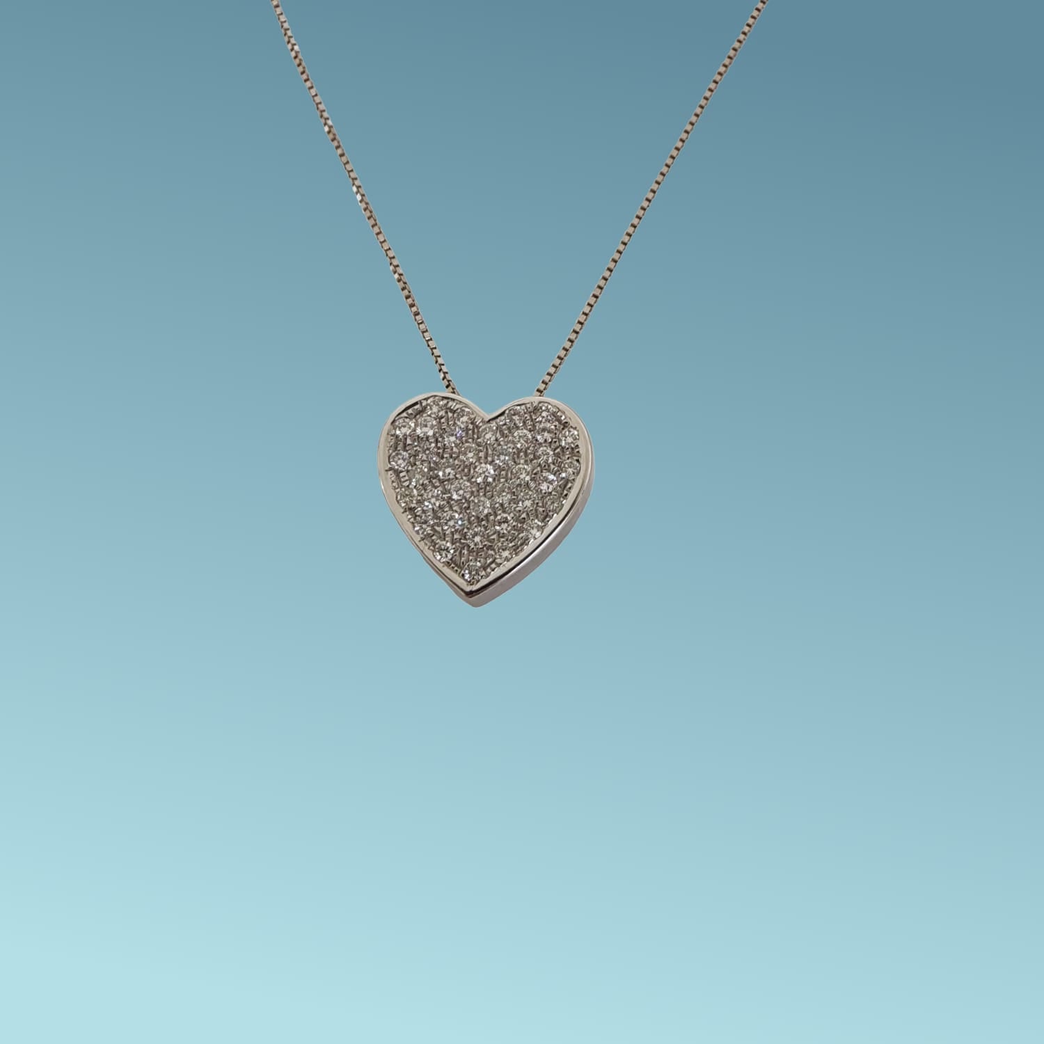 Collana veneziana in oro bianco18kt cm45 di Meteore Gioielli con ciondolo a forma di cuore con pavé di diamanti naturali taglio brillante. 