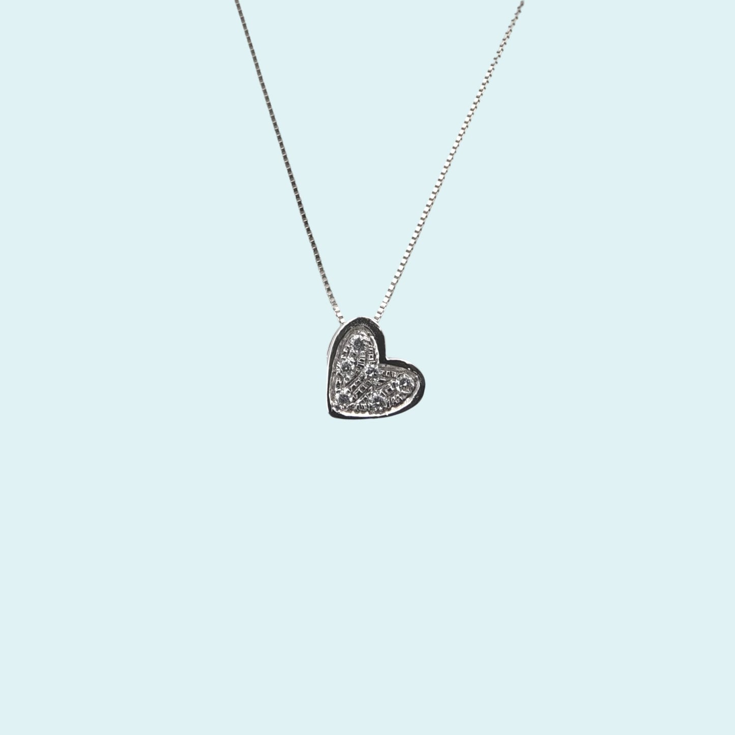 girocollo in oro bianco 18kt cm 45 di meteore gioielli con pendente a forma di cuore che scende obbliquo con pavé di diamanti naturali taglio brillante.